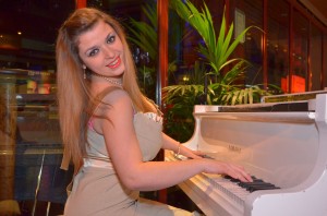 Female pianist Petia