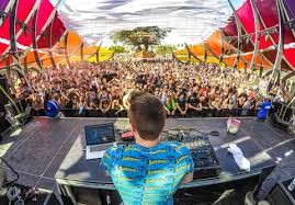Find a DJ for your venue in Saudi Arabia, Qatar, Saudi Arabia Red sea, Qatar, Oman, Maldives I Female DJ to hire I Hire DJ for luxury venues I Book a DJ for events